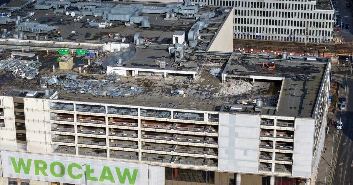 Arkady Wrocławskie znikają od góry? Na dachu stoi sprzęt, panuje ruch