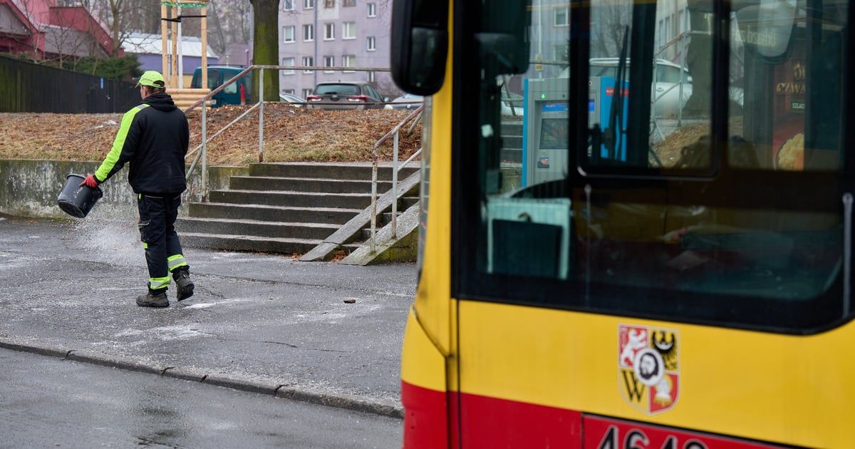 Marznąca mżawka na Dolnym Śląsku. Teraz jest ślisko, mgła o poranku