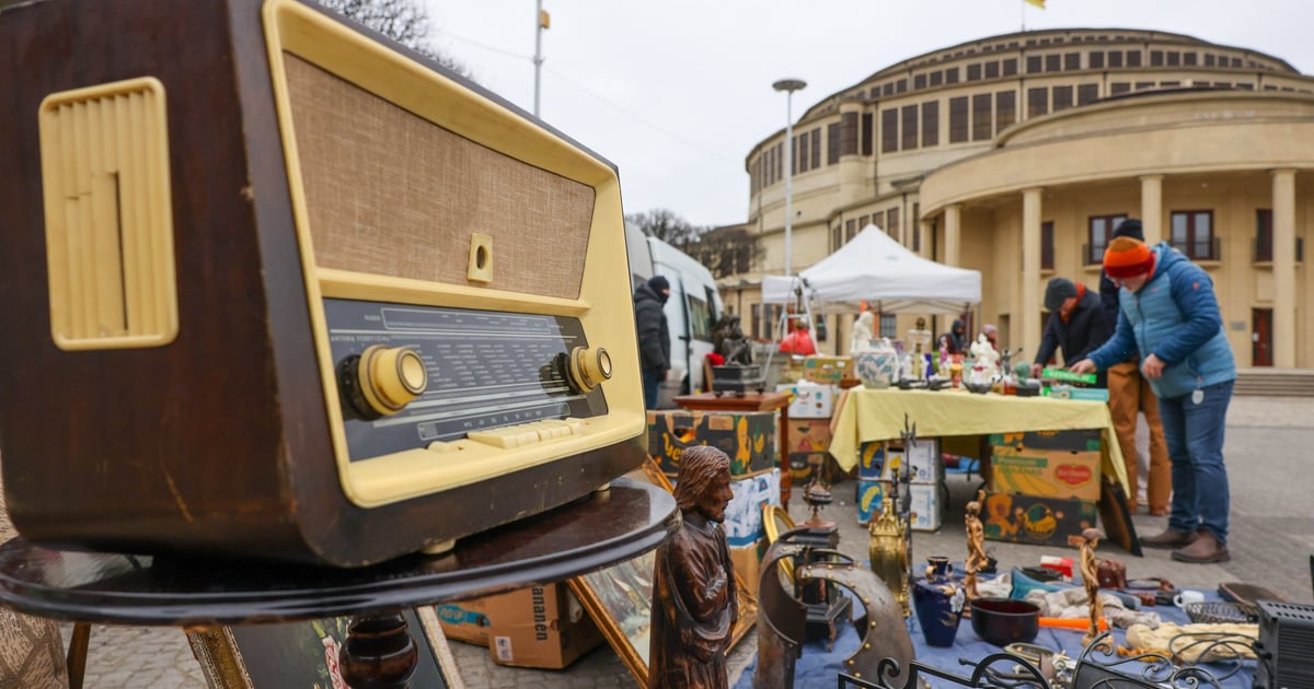 Radio, zegar, krzesła barowe. Zobacz, co wypatrzyliśmy na Giełdzie Staroci pod Iglicą