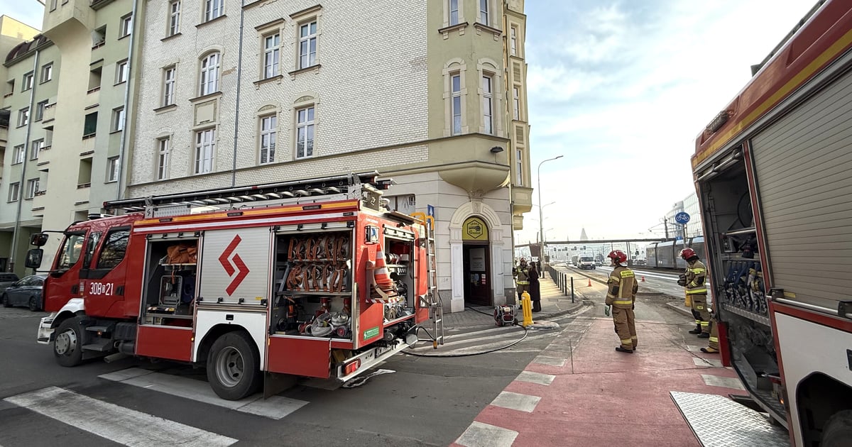 7 zastępów straży pożarnej interweniuje przy ul. Legnickiej. Jedna osoba poszkodowana