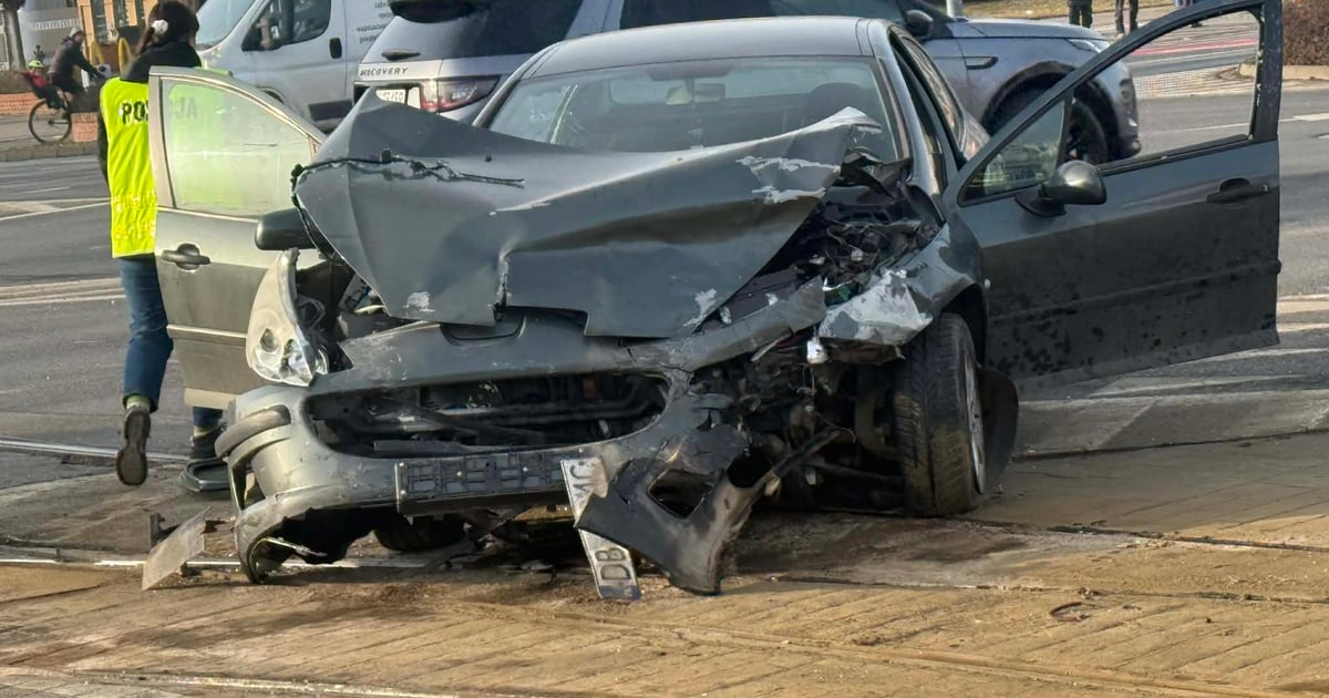 Wypadek na skrzyżowaniu Bardzkiej i Armii Krajowej. Sprawca uciekł, są ranni