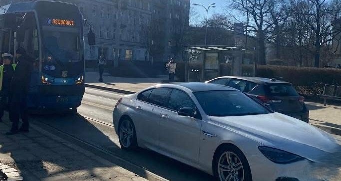 Auto osobowe zablokowało tory na ul. Nowowiejskiej. Tramwaje jadą objazdem | AKTUALIZACJA