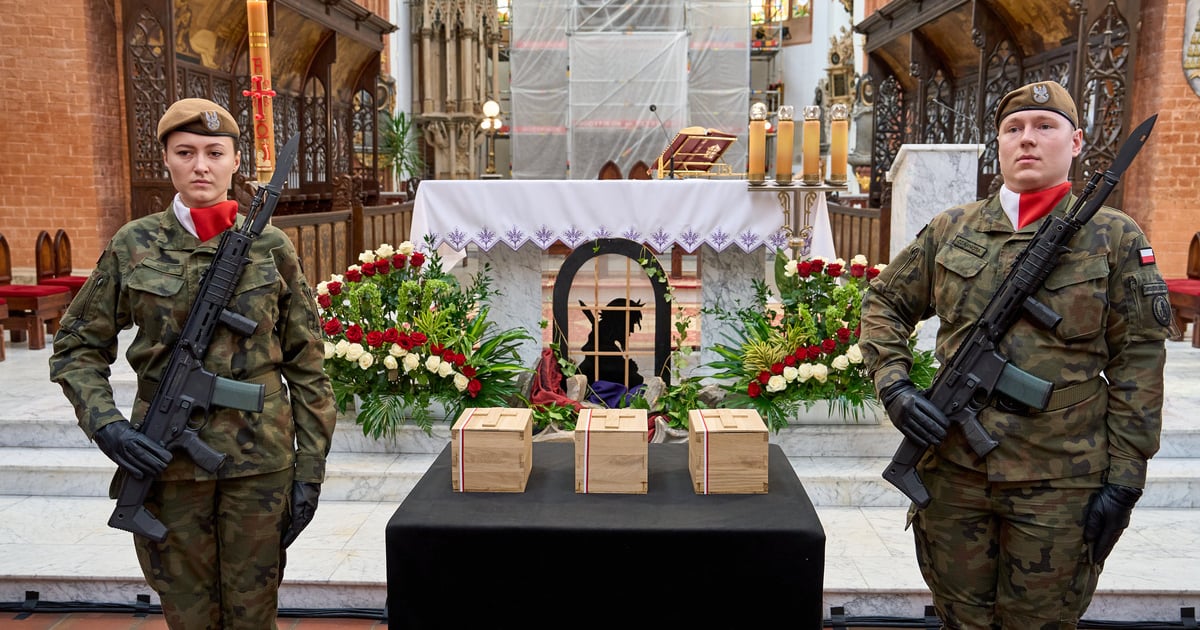 Pogrzeb szczątków zbrodni katyńskiej w Kościele Garnizonowym