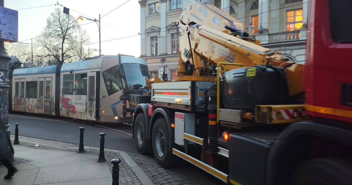 Połamany pantograf. Tramwaje nie jechały przez Piłsudskiego