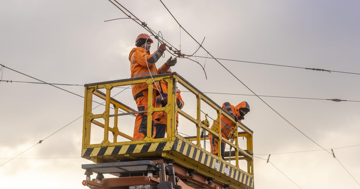 Wypadek na Legnickiej w stronę centrum. Objazdy tramwajów, zastępcze autobusy