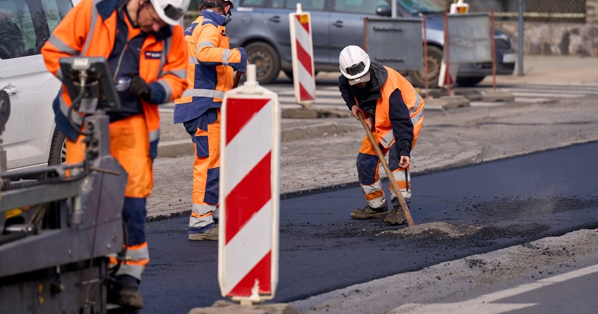 Na Powstańców Śląskich już kładą asfalt. Nowe zdjęcia z remontu