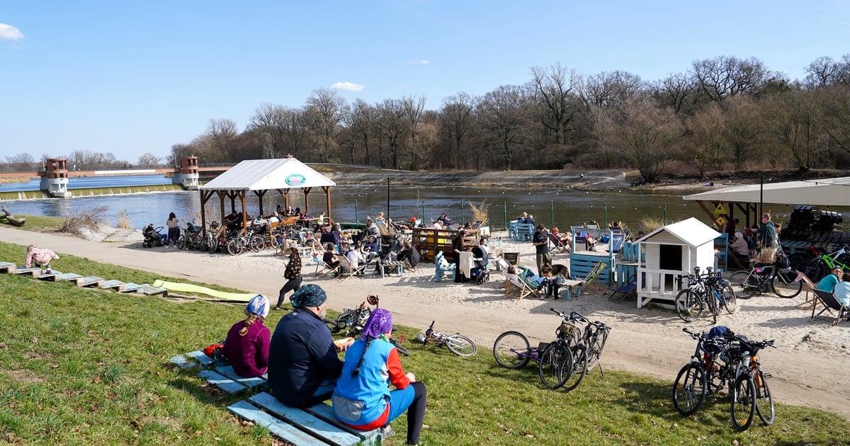 Słoneczna sobota we Wrocławiu. Otwierają się pierwsze beach bary