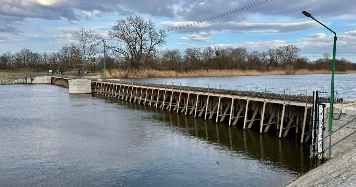 Zabytkowy Jaz Psie Pole we Wrocławiu znów piętrzy wodę