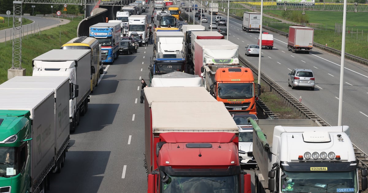 Uwaga karambol! Zablokowana droga z Wrocławia do Czech. Wypadek na ósemce