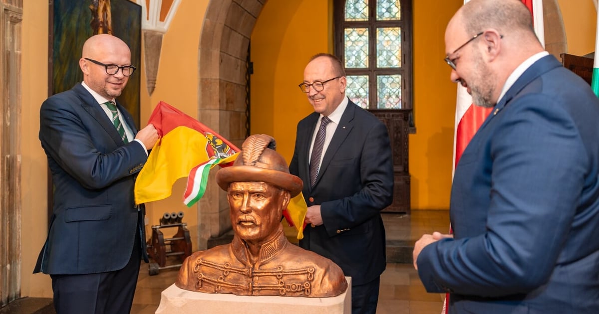 Odsłonięcie popiersia generała Józefa Bema we wrocławskim ratuszu [ZDJĘCIA]