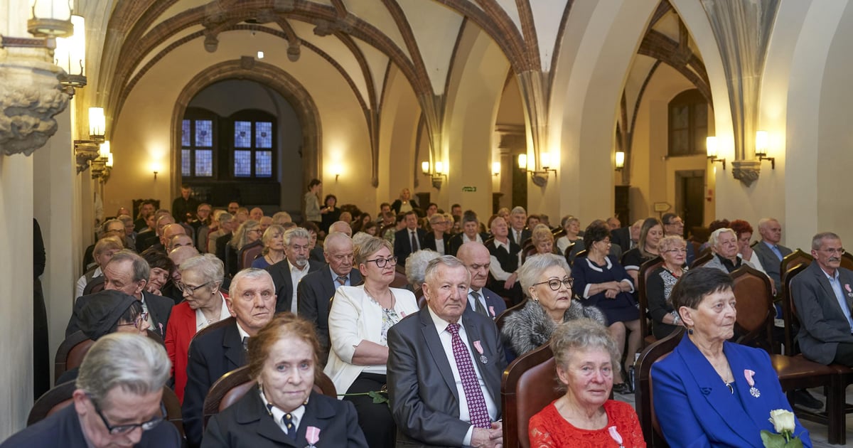Wrocławscy seniorzy świecą przykładem. 263 pary z medalami za staż małżeński