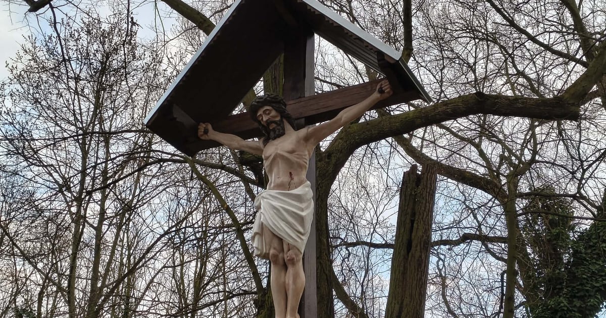 Stuletni krzyż wrócił na Wielką Wyspę. Uroczystości w Wielki Piątek