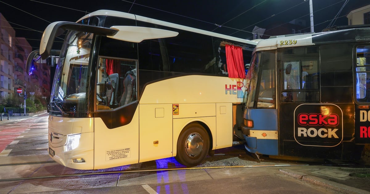 Tramwaj zderzył się z autokarem na Kazimierza Wielkiego. Utrudnienia