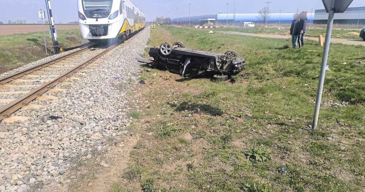 Zderzenie samochodu z pociągiem. Dwie osoby zabrane śmigłowcem do szpitala