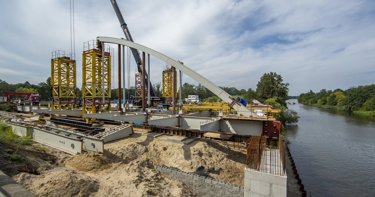 Na mostach Chrobrego jest już pierwsza sekcja łuków. To początek reali ...