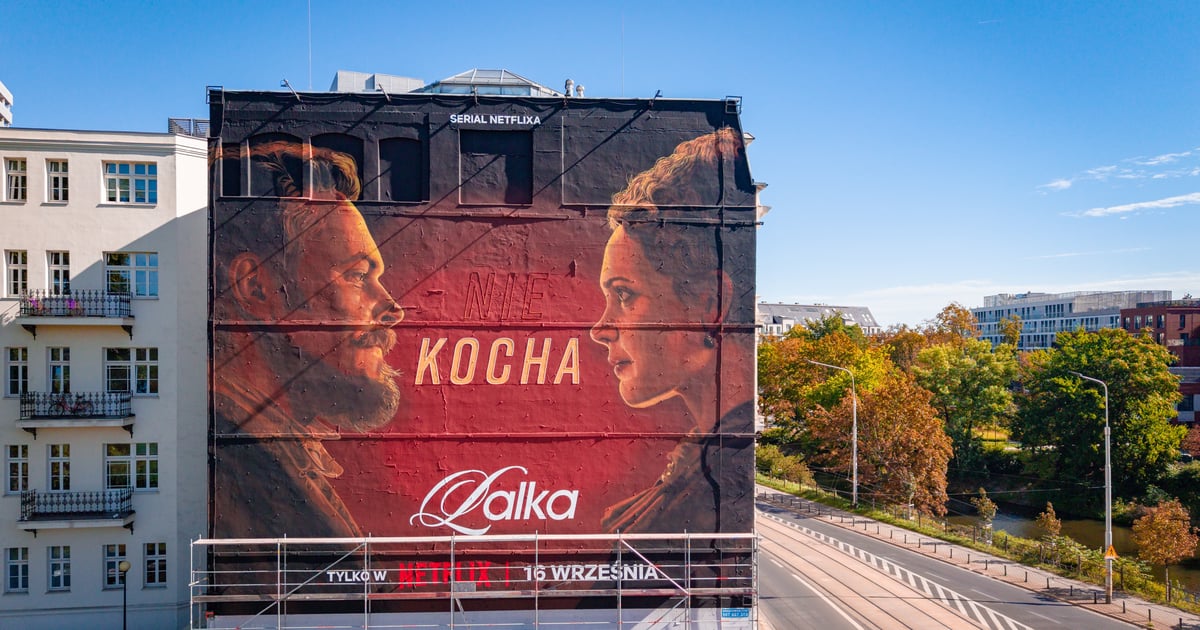 „Lalki” są dwie – obie z premierami we wrześniu. Jednej z nich malują mural