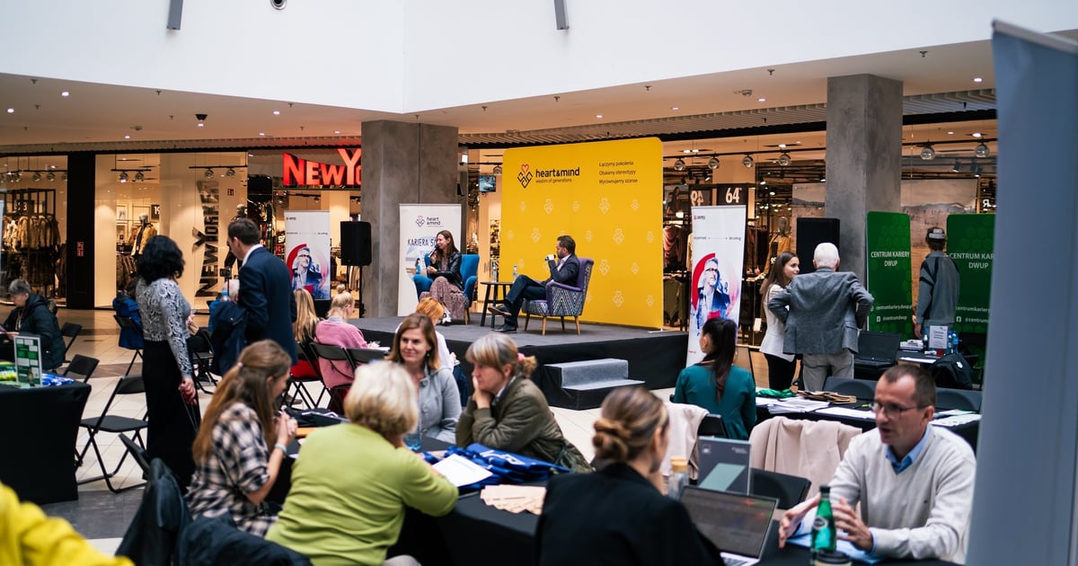 "Praca bez metryki". Targi pracy dla osób w wieku 45+ we Wrocławiu