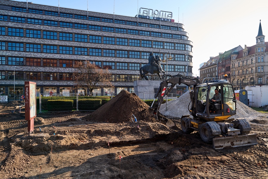 Wykopki wokół króla Chrobrego. Tak zazieleniają plac w centrum Wrocławia