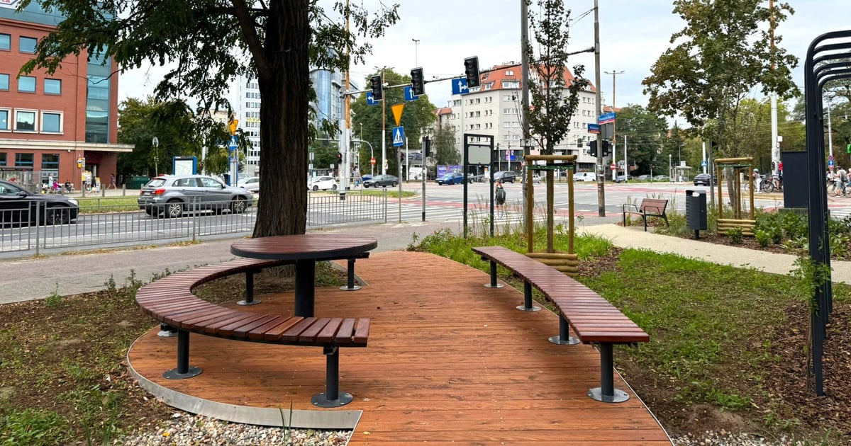 Śliczny parczek w miejscu klepiska przy Powstańców Śl. i Wiśniowej