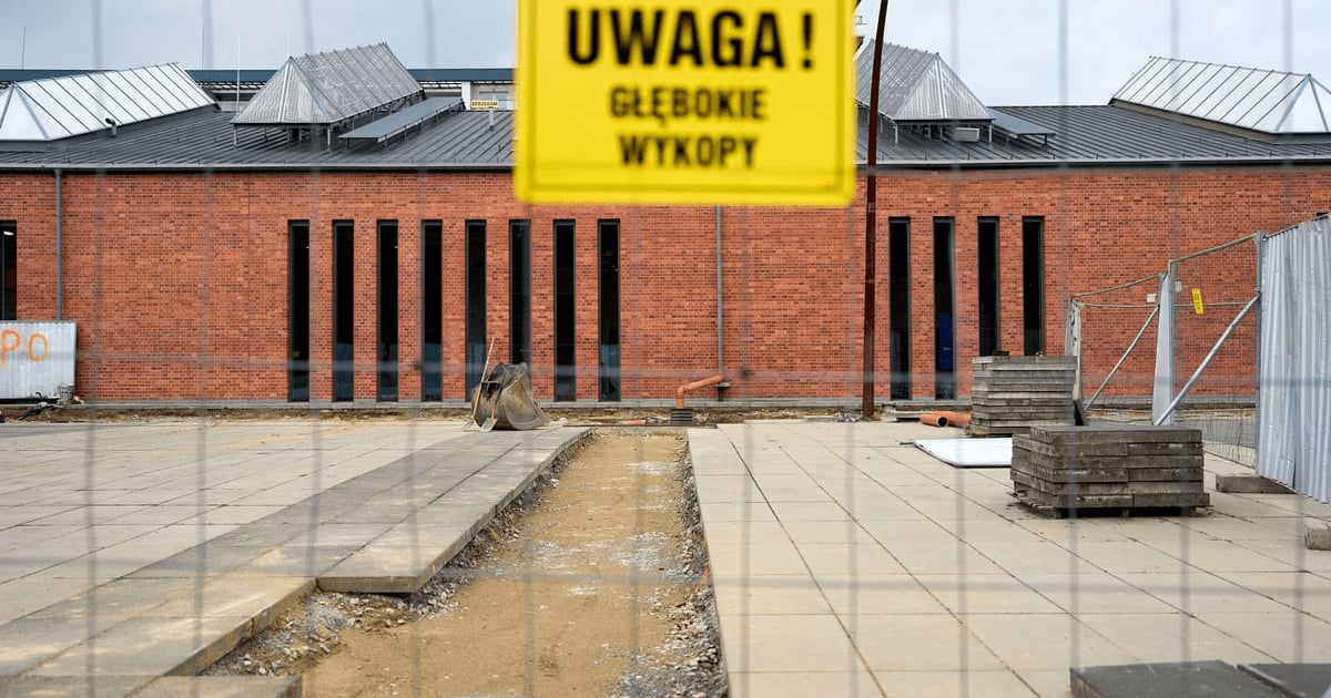 Zielono-niebieska metamorfoza placu przy Centrum Historii Zajezdnia