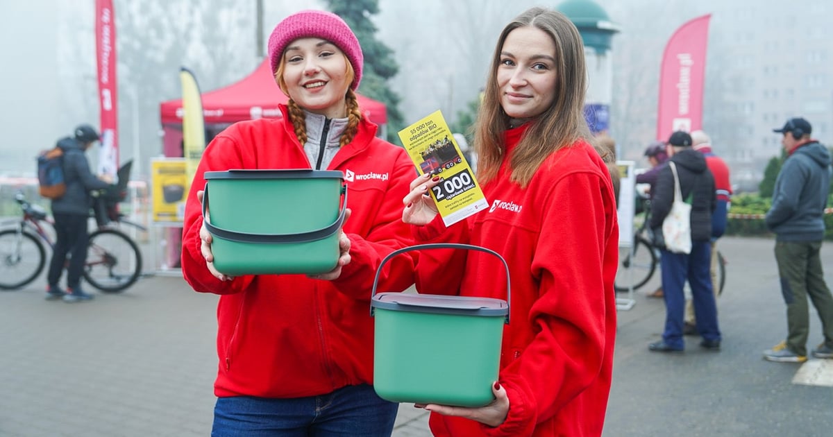 Wrocławscy podatnicy ruszyli po pojemniki na bioodpady. Długie kolejki