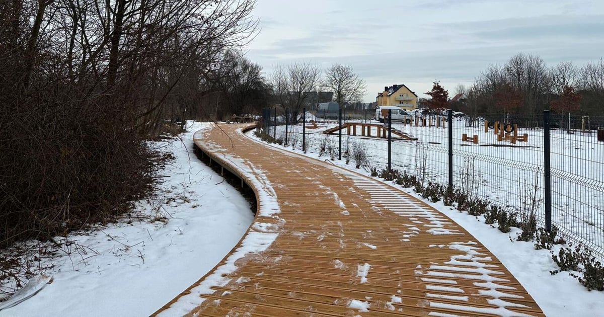 Zielony Klin Żmigrodzki pięknieje. Pomost i ławeczki dla mieszkańców