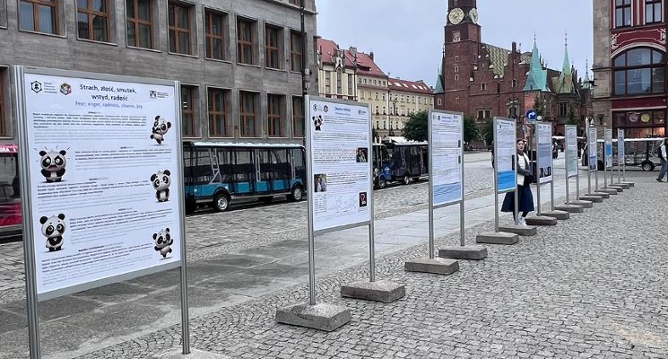 Plakat Wystawa "Chemia emocji" na wrocławskim Placu Solnym.