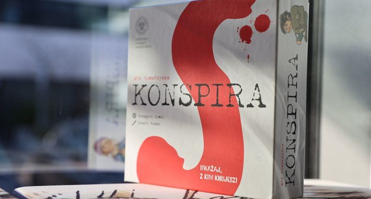 Plakat Konspira. Czy zdołasz przechytrzyć system i wykryć zdrajcę?