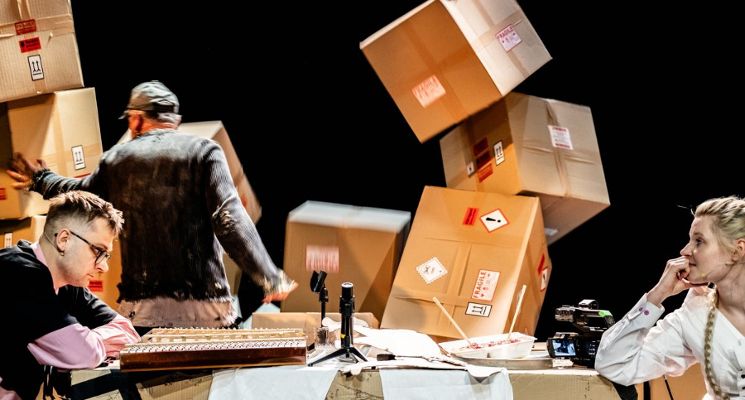Plakat „Un-packing” we Wrocławskim Teatrze Współczesnym