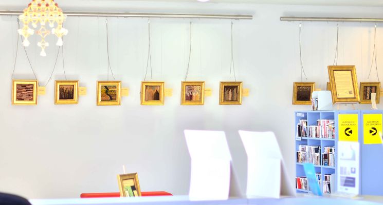 Plakat Kolory (z) Natury – wystawa tkanin artystycznych i pająków Marty Szloser barwionych roślinami