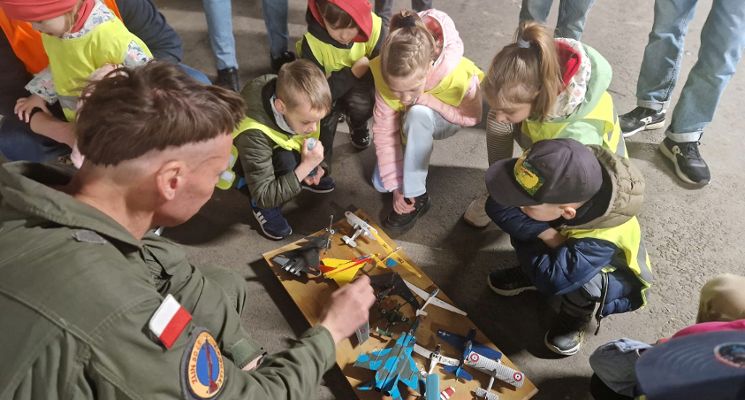 Plakat RODZINNA WYCIECZKA EDUKACYJNA NA PODWROCŁAWSKIM LOTNISKU SPORTOWYM MIROSŁAWICE+WYMIANA KART POKEMON