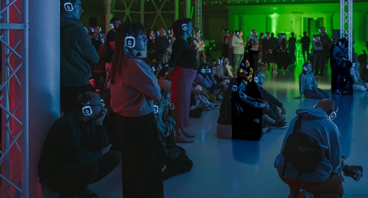 Plakat Spektakl Teatru Czterech „Strategie przetrwania. Silent disco”