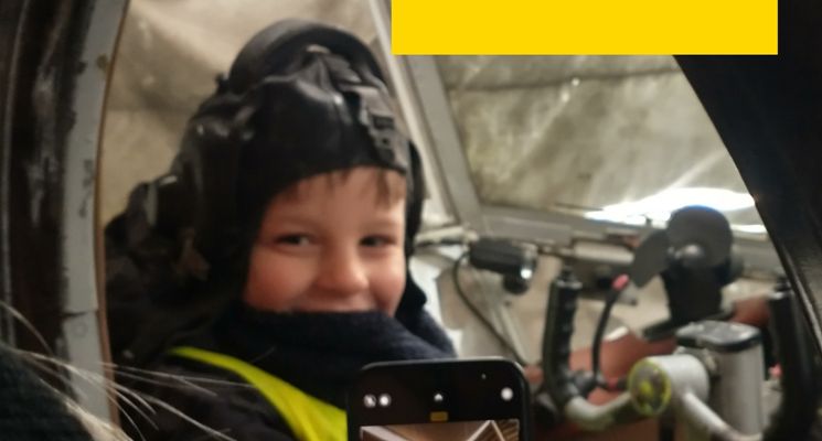 Plakat Rodzinna wycieczka edukacyjna dla dzieci i rodziców na podwrocławskim lotnisku Mirosławice