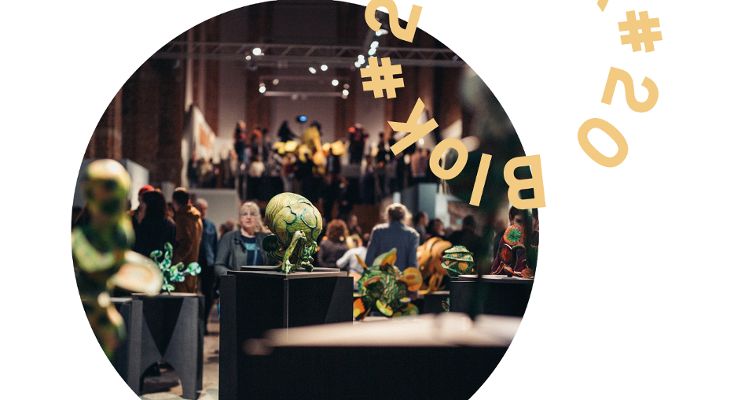 Plakat Oprowadzanie po wystawie "Wieloświat. Anna Szpakowska-Kujawska" z Zofią Reznik