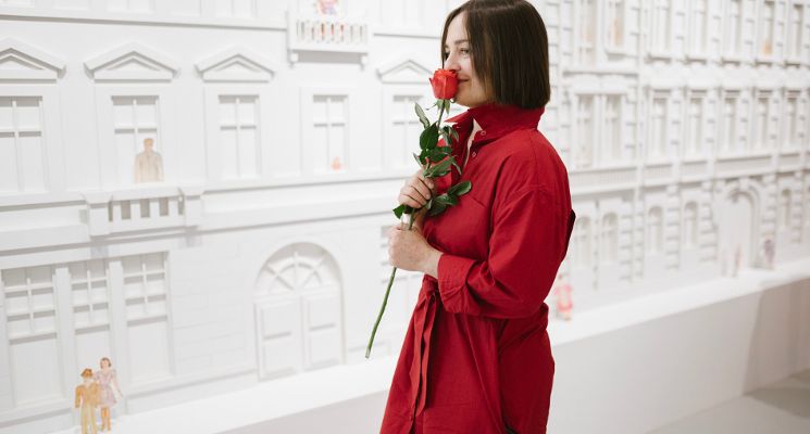 Plakat Oprowadzanie autorskie po wystawie Kasia Kmita/ Warstwy z promocją katalogu