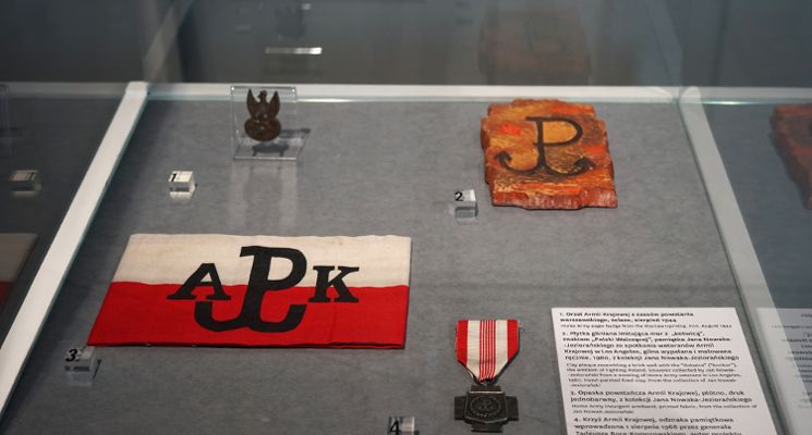 Plakat Oprowadzanie specjalne po wystawie „Misja: Polska” z okazji rocznicy wybuchu powstania warszawskiego