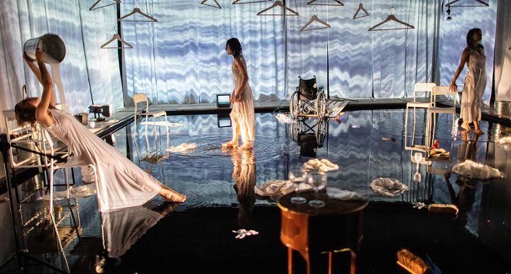 Plakat "Materiały do Pokojówek" - spektakl Studia WACHOWICZ/FRET