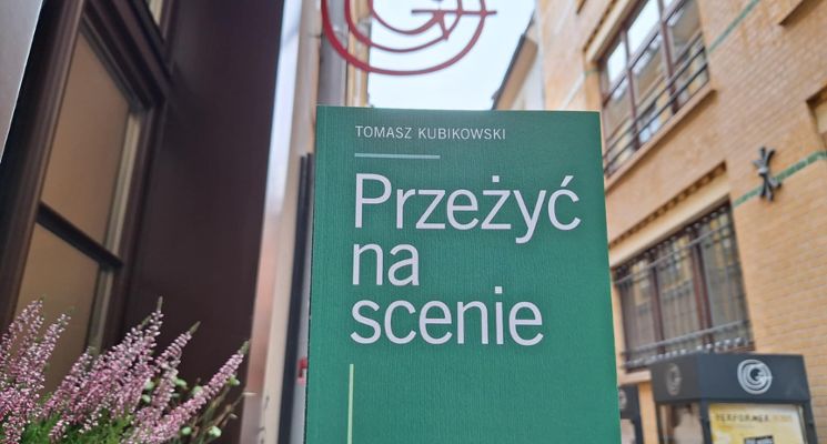 Plakat "Przeżyć na scenie" - spotkanie poświęcone książce Tomasza Kubikowskiego