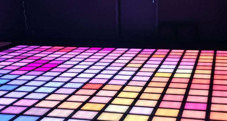 Plakat Pixel by No Limits – interaktywna podłoga LED we Wrocławiu