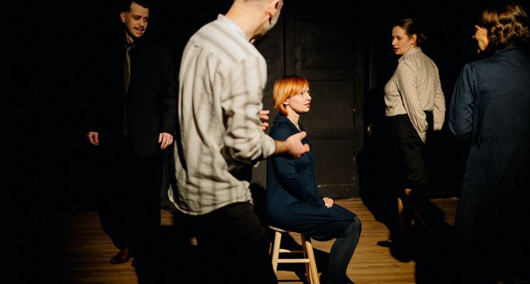 Plakat Czarna wygrywa, czerwona przegrywa