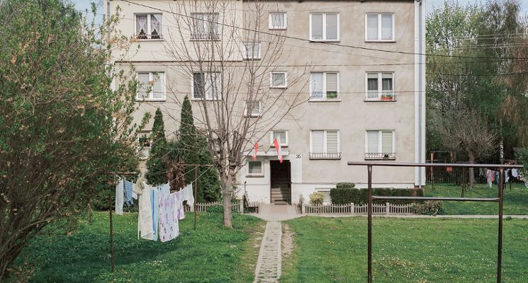 Plakat Ukryte szczątki. Centralnie planowana architektura mieszkaniowa na wsi – wystawa