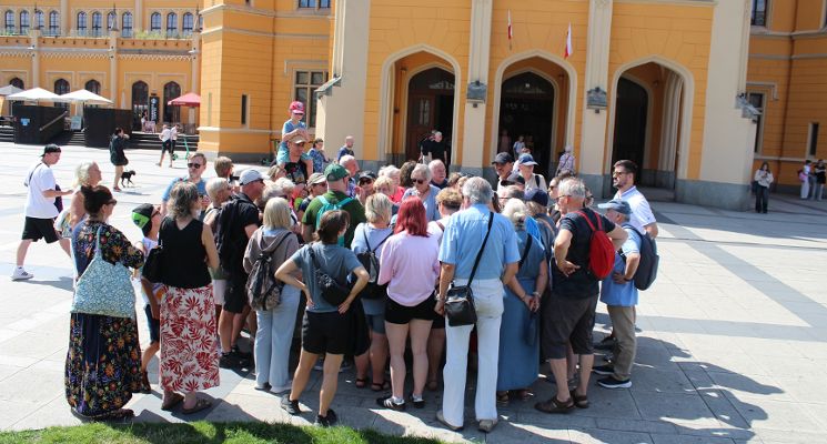 Plakat Z historią wrocławskiej kolei w tle - Bezpłatny (nie)oczywisty spacer z przewodnikiem