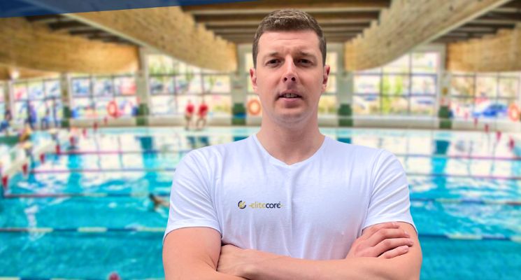 Plakat Lato z olimpijczykiem. Półkolonie pływackie z Konradem Czerniakiem