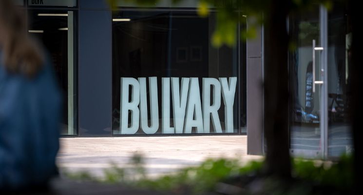 Plakat BULVARY WEEKEND - tu pulsuje miasto w najlepszym stylu.