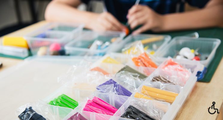 Plakat Klub Rodzica: Warsztaty tworzenia zawieszek z glinki polimerowej