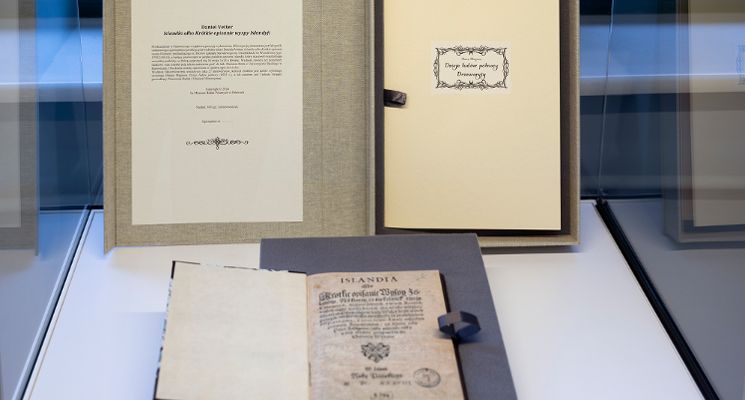Plakat Wystawa „Islandia oczyma dawnych podróżników w unikatowej edycji bibliofilskiej pokazane”
