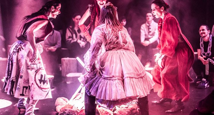 Plakat „Chamstwo” we Wrocławskim Teatrze Współczesnym