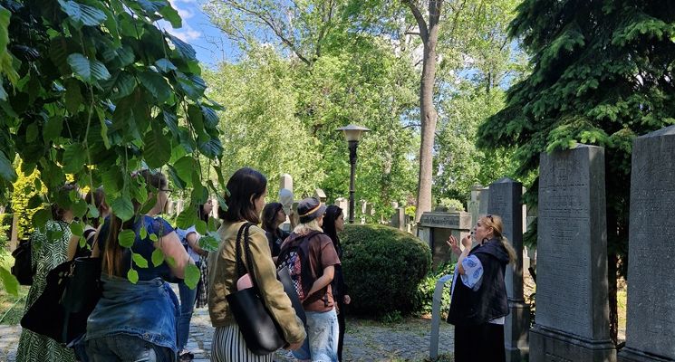 Plakat Oprowadzanie po Starym Cmentarzu Żydowskim z przewodnikiem muzealnym