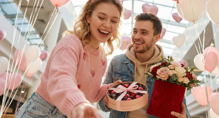 Plakat Walentynkowe wyznania na fasadzie Magnolia Park.