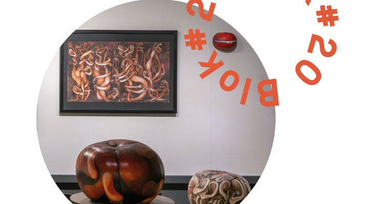 Plakat Oprowadzanie po wystawie "Wieloświat. Anna Szpakowska-Kujawska" z Małgorzatą Miśniakiewicz